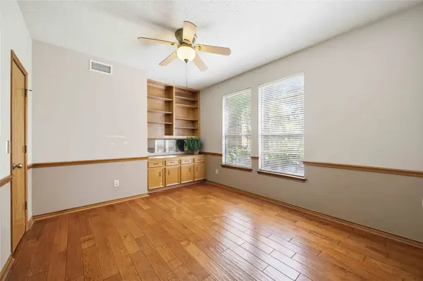 27 Shining Lakes PL, The Woodlands, TX 77381