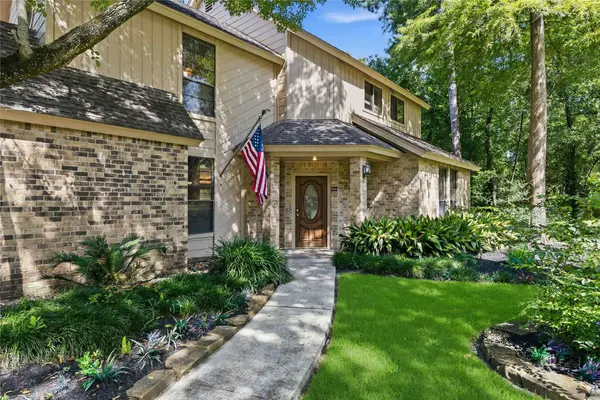 27 Shining Lakes PL, The Woodlands, TX 77381