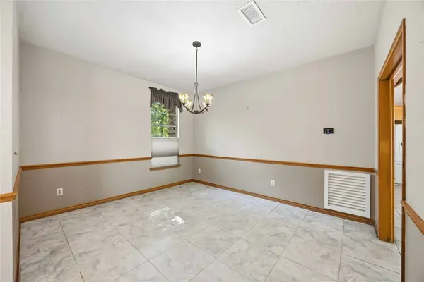 27 Shining Lakes PL, The Woodlands, TX 77381
