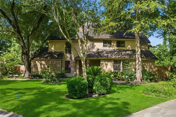 27 Shining Lakes PL, The Woodlands, TX 77381