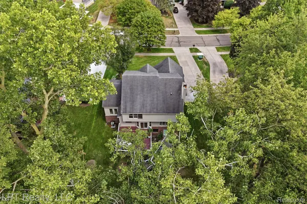 1419 Woodbridge LN, Wixom, MI 48393