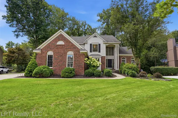 1419 Woodbridge LN, Wixom, MI 48393