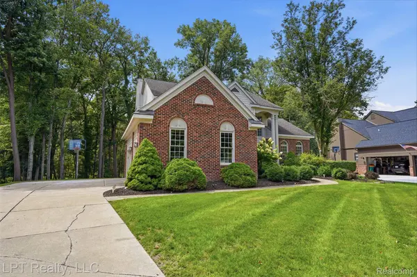 1419 Woodbridge LN, Wixom, MI 48393