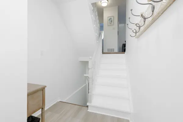 25 Hattie CT, Georgina, ON L4P 3Z7