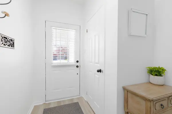 25 Hattie CT, Georgina, ON L4P 3Z7