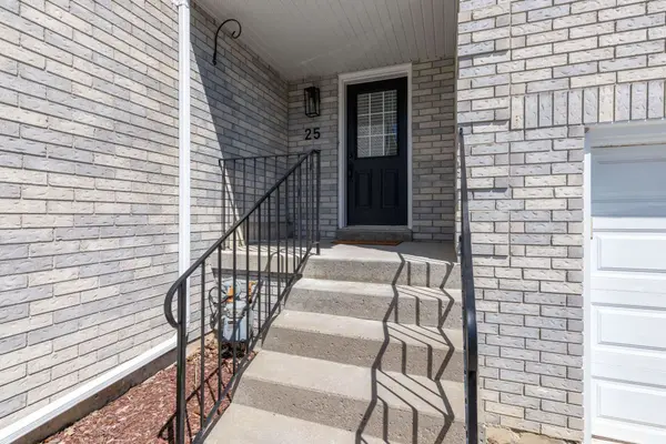 25 Hattie CT, Georgina, ON L4P 3Z7