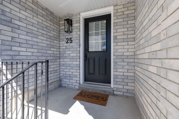 25 Hattie CT, Georgina, ON L4P 3Z7