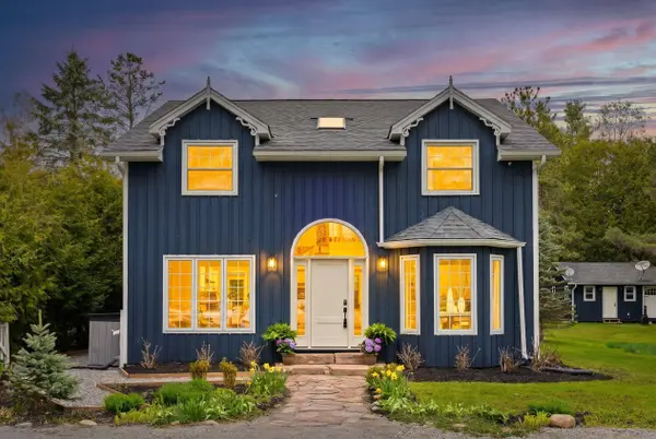26 Vambola AVE, Georgina, ON L0E 1N0