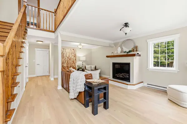 26 Vambola AVE, Georgina, ON L0E 1N0