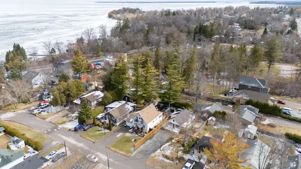 11 Hardwood DR, Georgina, ON L0E 1L0