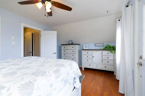 11 Hardwood DR, Georgina, ON L0E 1L0