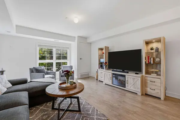 110 Grew BLVD #303, Georgina, ON L0E 1L0