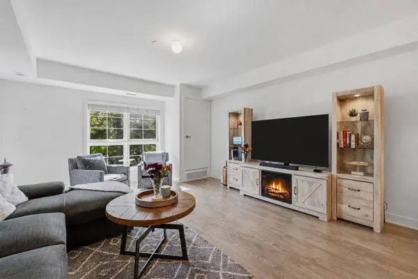 110 Grew BLVD #303, Georgina, ON L0E 1L0