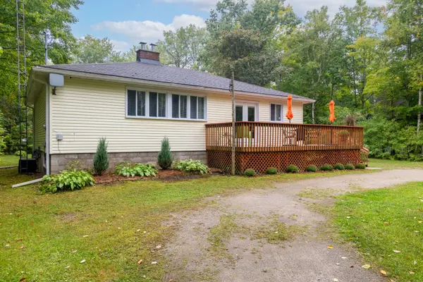34 Staglir DR, Tiny, ON L9M 0H2