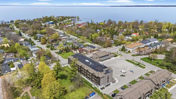 110 Grew BLVD #303, Georgina, ON L0E 1L0