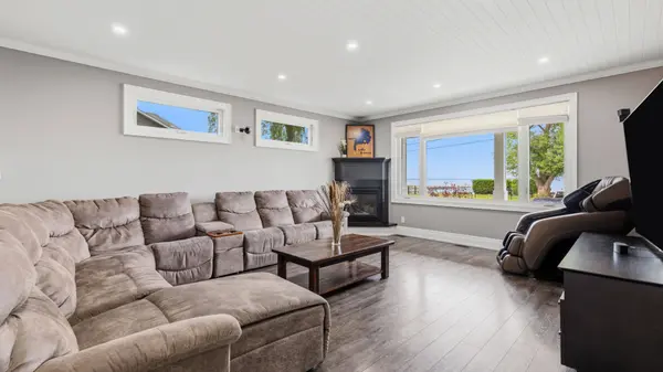 165 Lake DR E, Georgina, ON L4P 3E9
