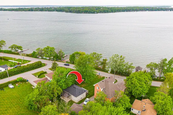 17 Lake DR E, Georgina, ON L4P 3E9