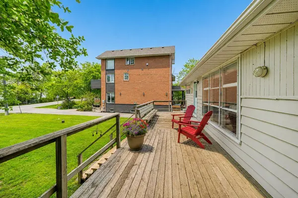 17 Lake DR E, Georgina, ON L4P 3E9