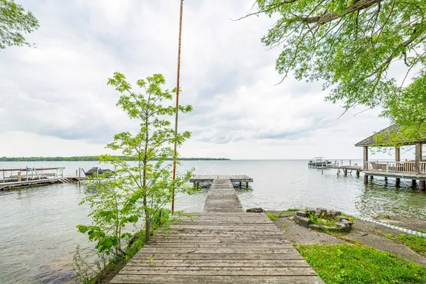 17 Lake DR E, Georgina, ON L4P 3E9