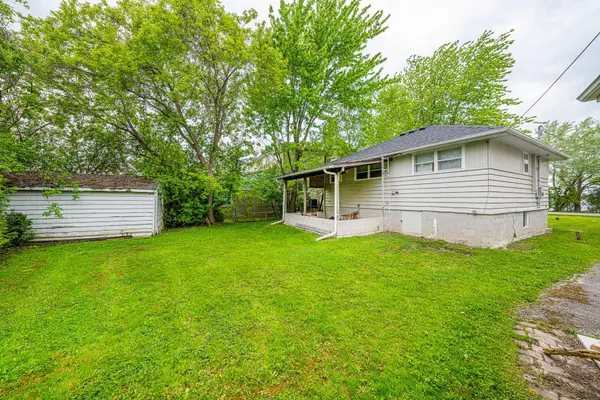 17 Lake DR E, Georgina, ON L4P 3E9