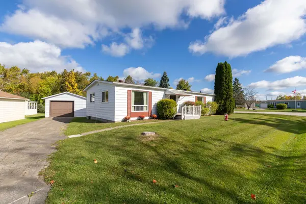 11 Geneva CT, Georgina, ON L0E 1R0