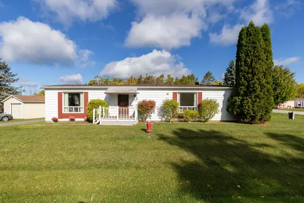 11 Geneva CT, Georgina, ON L0E 1R0