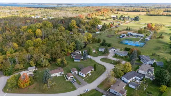 11 Geneva CT, Georgina, ON L0E 1R0