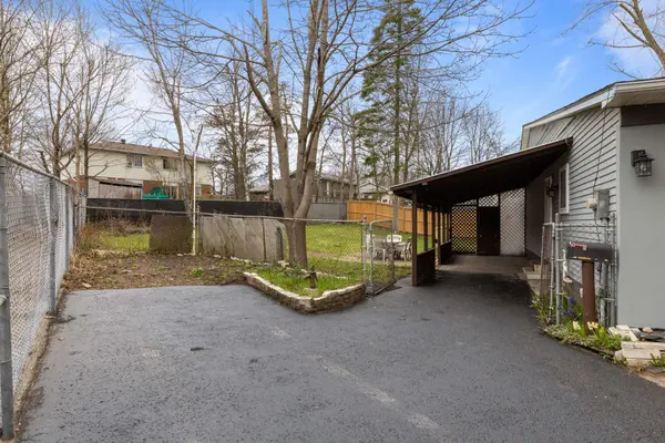 55H Chaucer CRES, Barrie, ON L4N 4T8