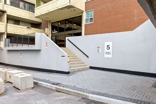 5 Massey SQ #2811, Toronto E03, ON M4C 5L6