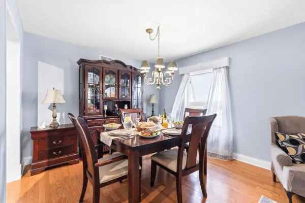 8 Burnaby DR, Georgina, ON L4P 3Z1