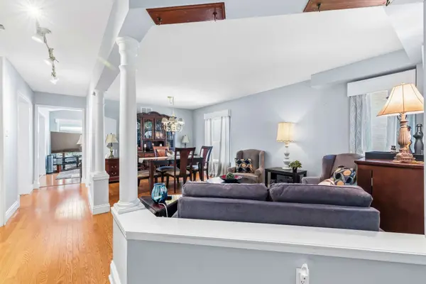 8 Burnaby DR, Georgina, ON L4P 3Z1
