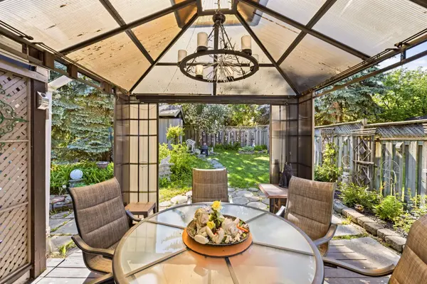 8 Burnaby DR, Georgina, ON L4P 3Z1