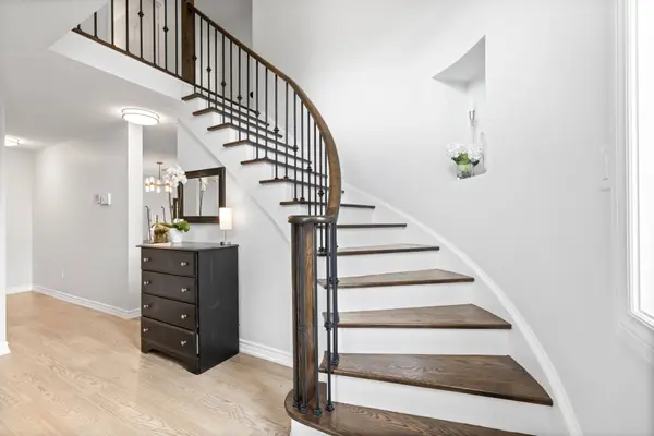 370 Silken Laumann DR, Newmarket, ON L3X 2J1