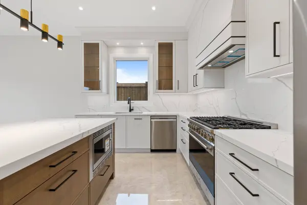 1 Richmond Park DR, Georgina, ON L4P 0H2