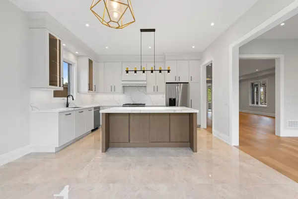 1 Richmond Park DR, Georgina, ON L4P 0H2