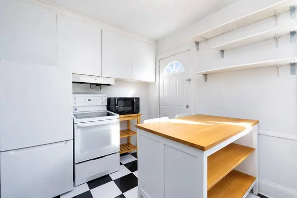 627 Crawford ST #A, Toronto C01, ON M6G 3K1