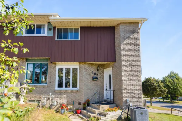 102 The Country WAY, Kitchener, ON N2E 2K8