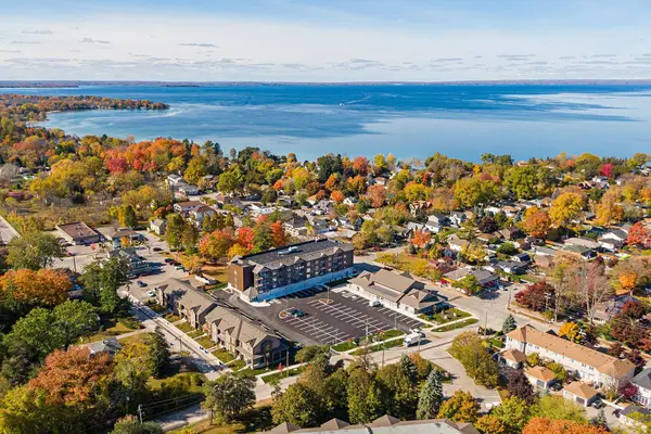 110 Grew BLVD #407, Georgina, ON L0E 1L0