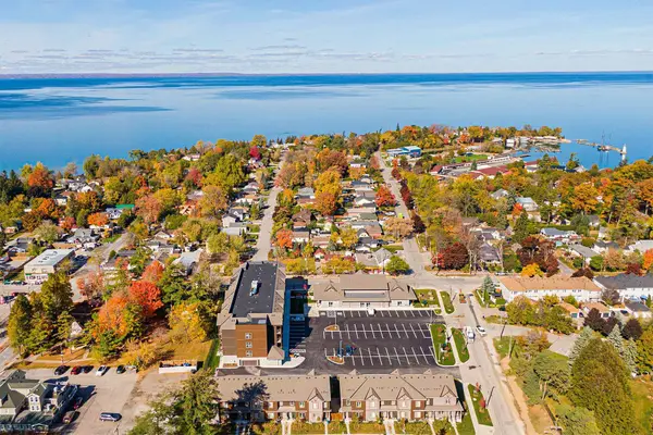 110 Grew BLVD #407, Georgina, ON L0E 1L0