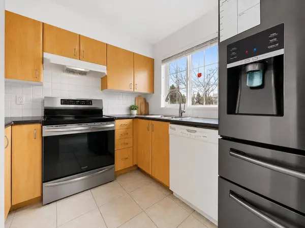 14855 100 AVE #15, Surrey, BC V3R 2W1