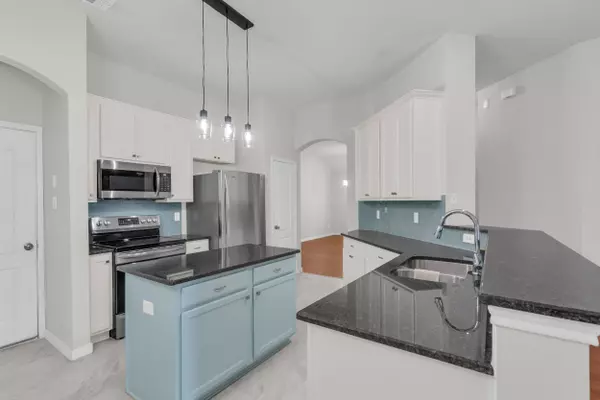 517 Highmoor Ct, Little Elm, TX 75068-6136