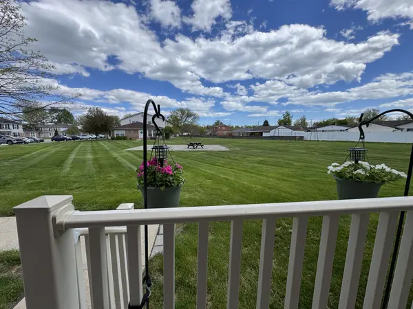 28382 Brookfield Ct, Brownstown Twp, MI 48183-5005