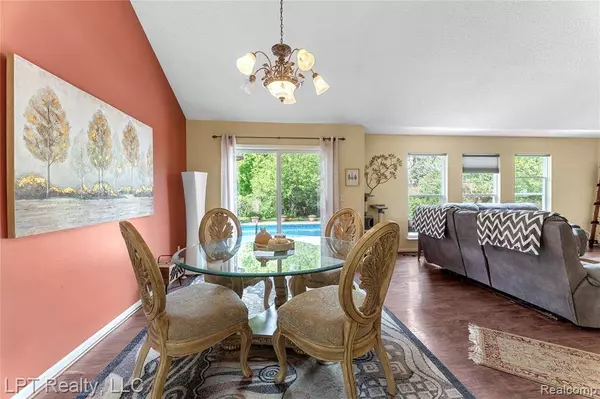 25345 Hunter Lane, Flat Rock, MI 48134