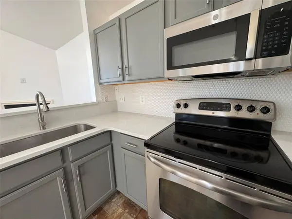 623 Worthington Dr, Lansing, MI 48906-5590