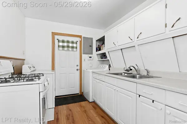 8032 Clippert ST, Taylor, MI 48180