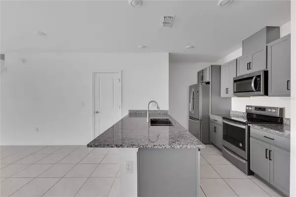 625 STONEY POINT CIR, Davenport, FL 33896