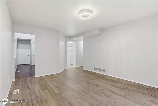 1914 Sturbridge CT, Anchorage, AK 99507