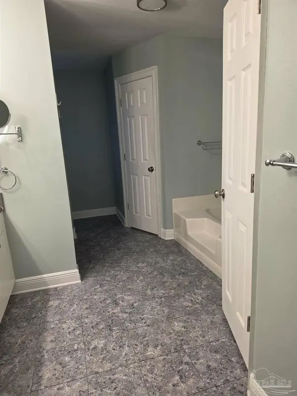 3101 Lost Creek Dr, Cantonment, FL 32533