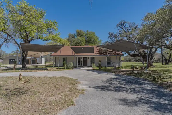 311 Governors, Floresville, TX 78114