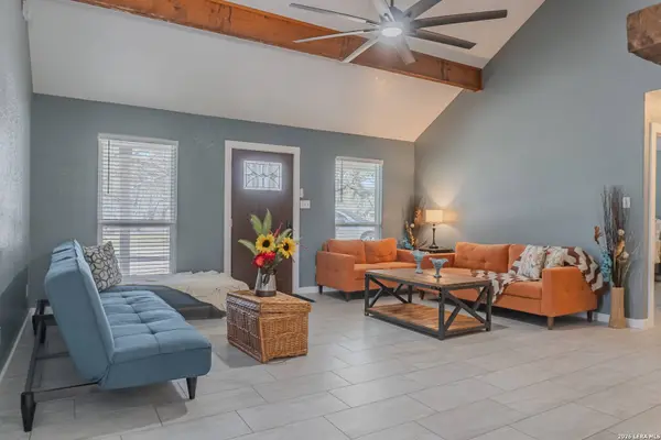 311 Governors, Floresville, TX 78114
